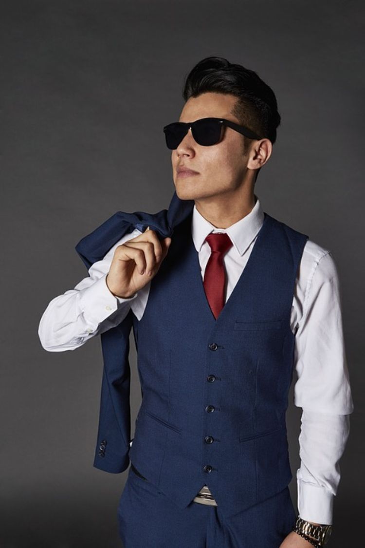 trend frisyrer män närbild blå kostym röd slipsväst solglasögon klocka