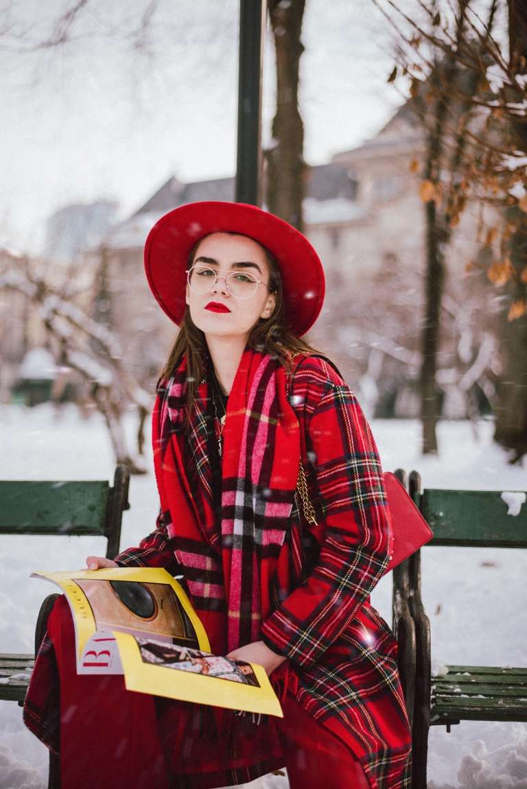 Röd kappa i rutmönster vintermössa kvinnor kombinerar