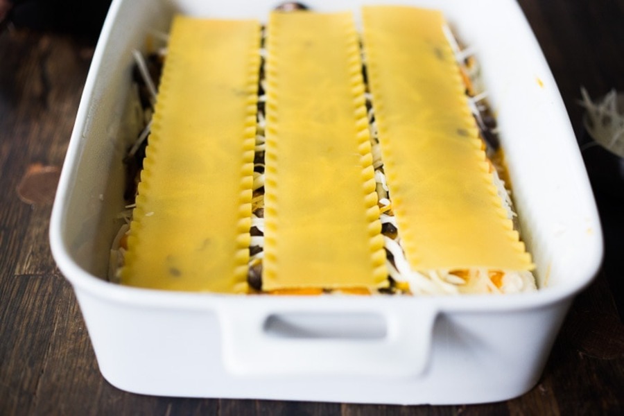 fyllning av lasagneplåtar i en ugnsform som butternut squash Förbered läckra recept