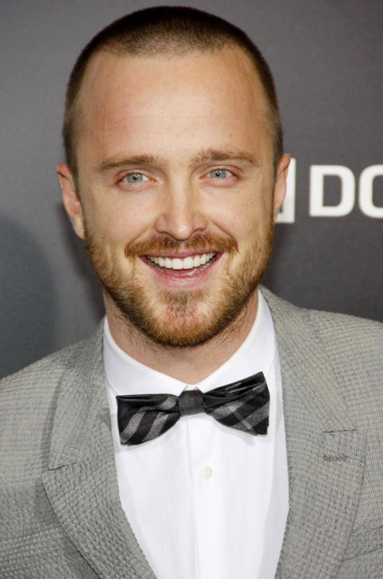 Aaron Paul buzz cut men frisyr kort hår avtagande hårfäste