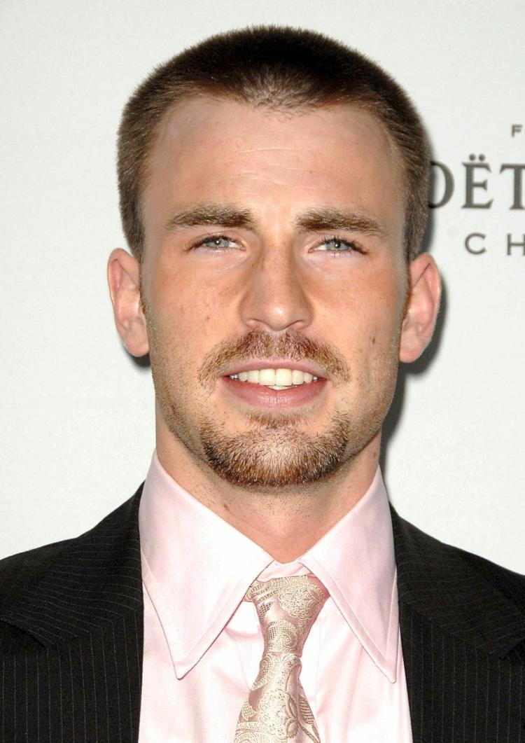 Chris Evans buzz klippte herrhår av jämn längd