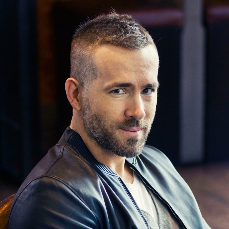 Ryan Reynolds trimmade sidorna korta, yttre hår längre