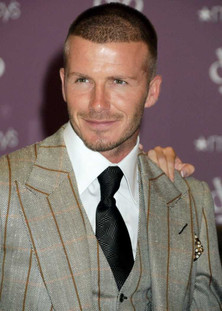 David Beckham frisyr militär frisyr längre topp hår hals sidor kort
