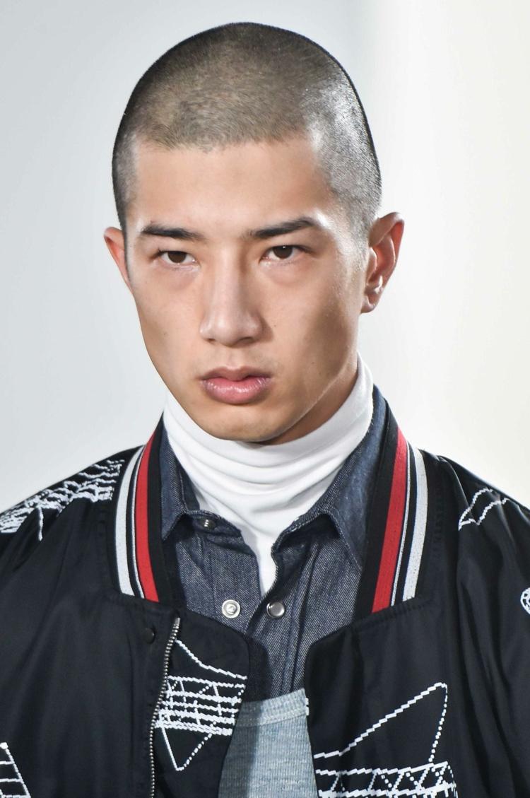 kort hår män buzz cut rakade