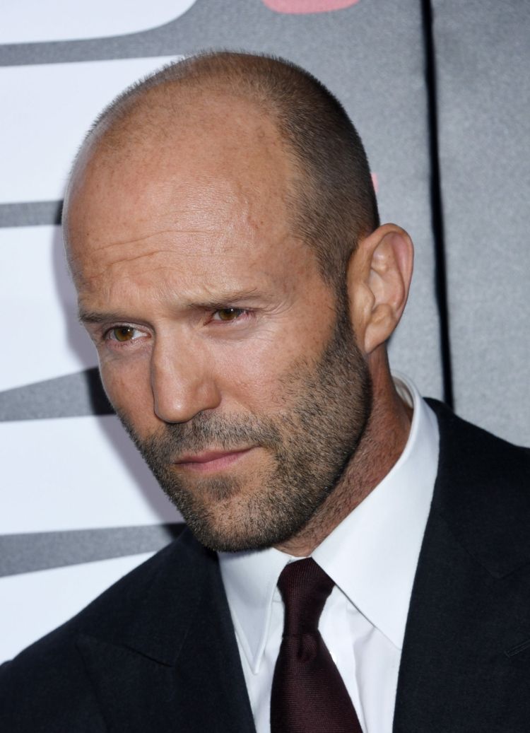 Jason Statham kort hårklippning skägg avtagande hårfäste