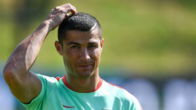 cristiano ronaldo portugal team med igelkott frisyr och hårfäste