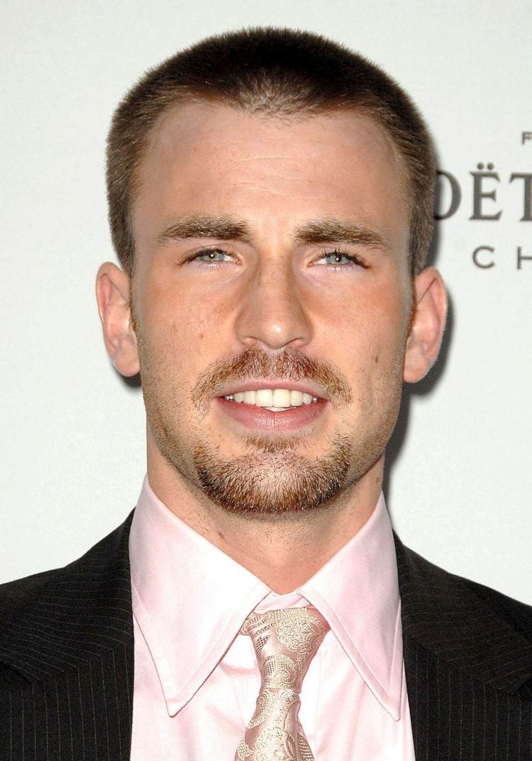 chris evans med längre burr cut och getskägg