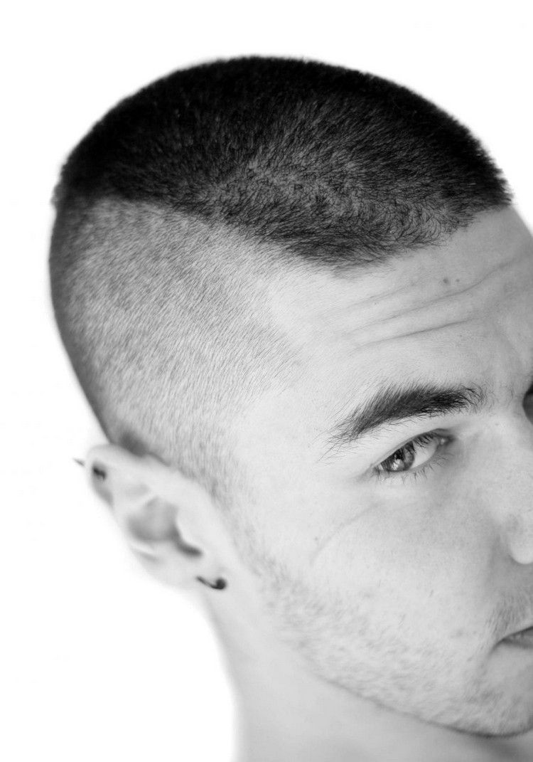 irokesen frisyr inspiration för buzz cut med kortsidor och lång harr på toppen av huvudet