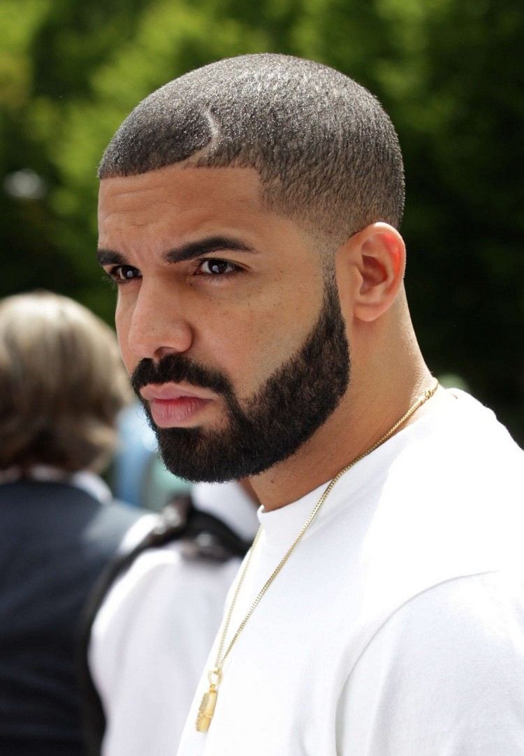 drake burr buzz cut med skägg och linjeslitage växelvis vara i trend