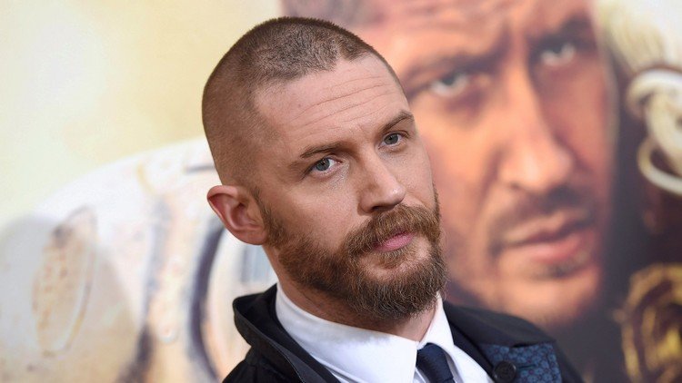 Kombinera igelkottssnittet med ett skägg och bär det modernt som tom hardy i hollywood