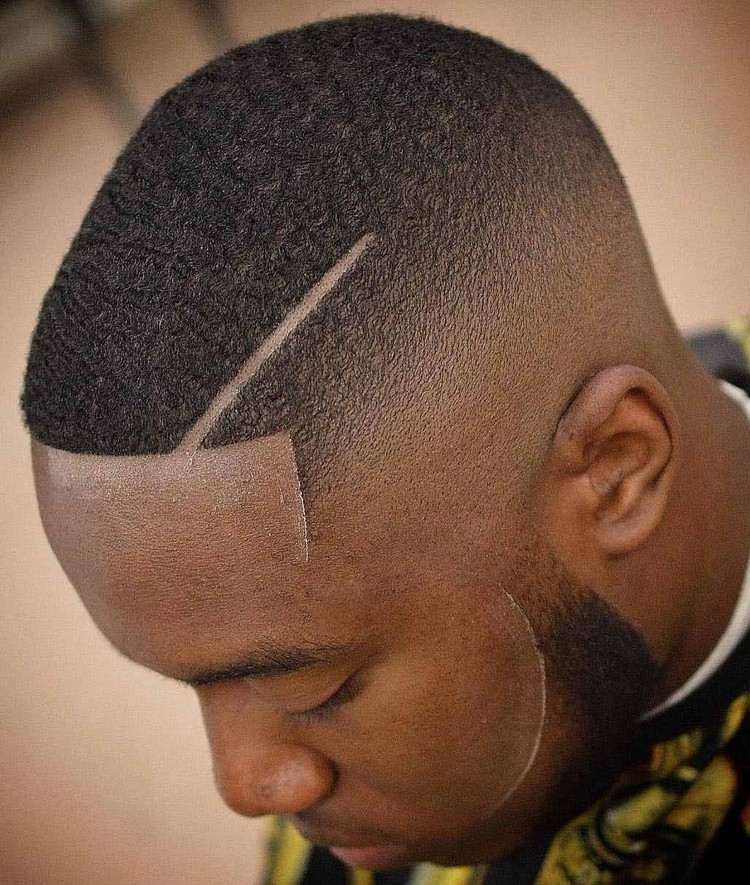 blekna buzzcut med raka hårlinjer och ett lätt skägg