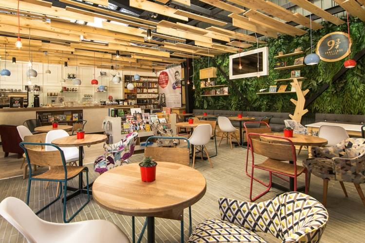 café med bokhandel vertikal trädgård konstgjorda växter bord takdesign