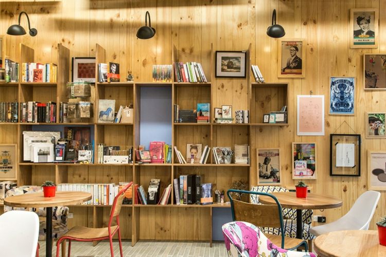 café med bokhandel bokhylla abstrakt design väggbeklädnad trä