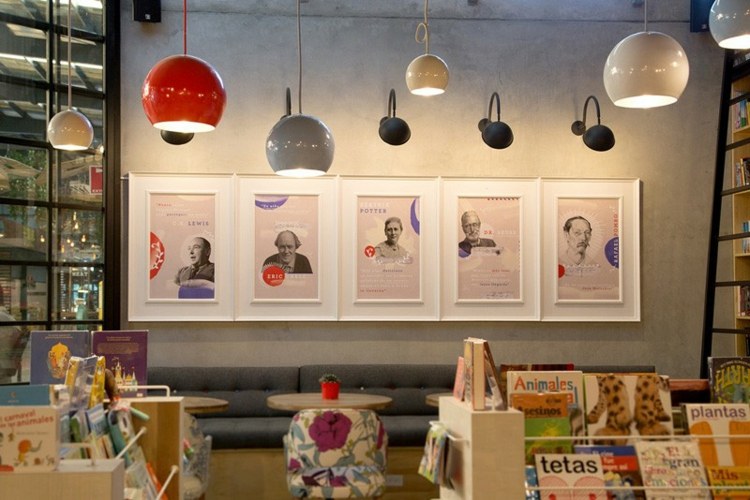 café bokhandel bilder vita färgglada hängande lampor interiör modern