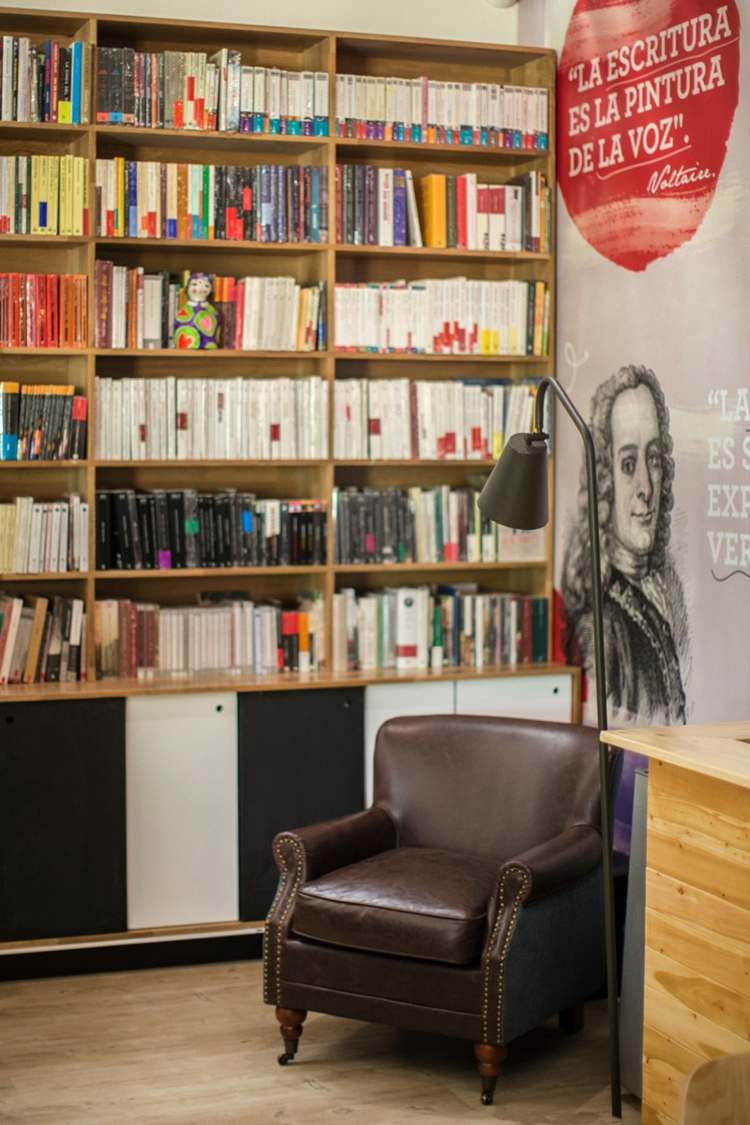 café bokhandel fåtölj läder brun bokhylla shakespeare väggmålning