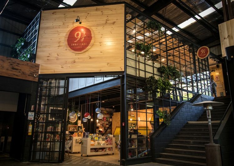 kafé med bokhandel ingång harry potter tema fönster trappor