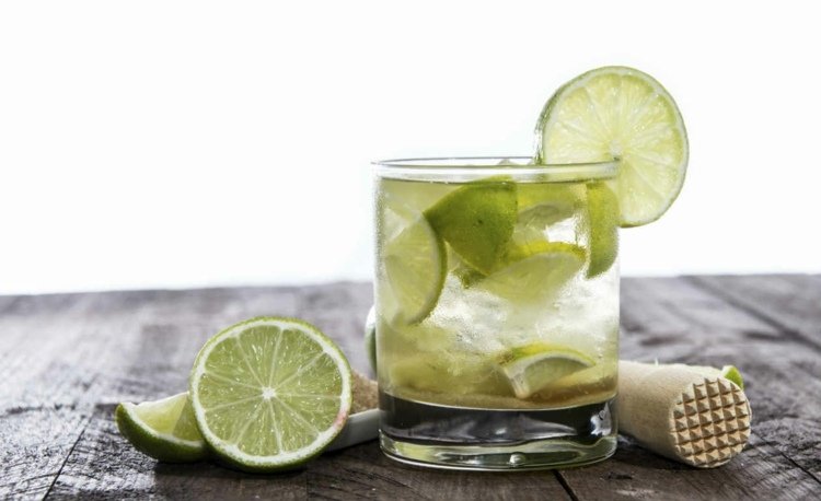 caipirinha recept ingredienser-trä stöt-party drink