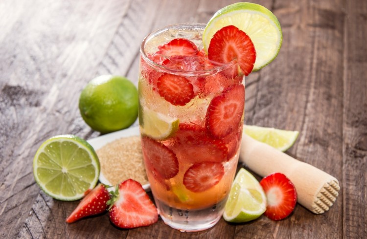 caipirinha-recept-jordgubbe-puré-diy-alkohol-cocktail-jungfru