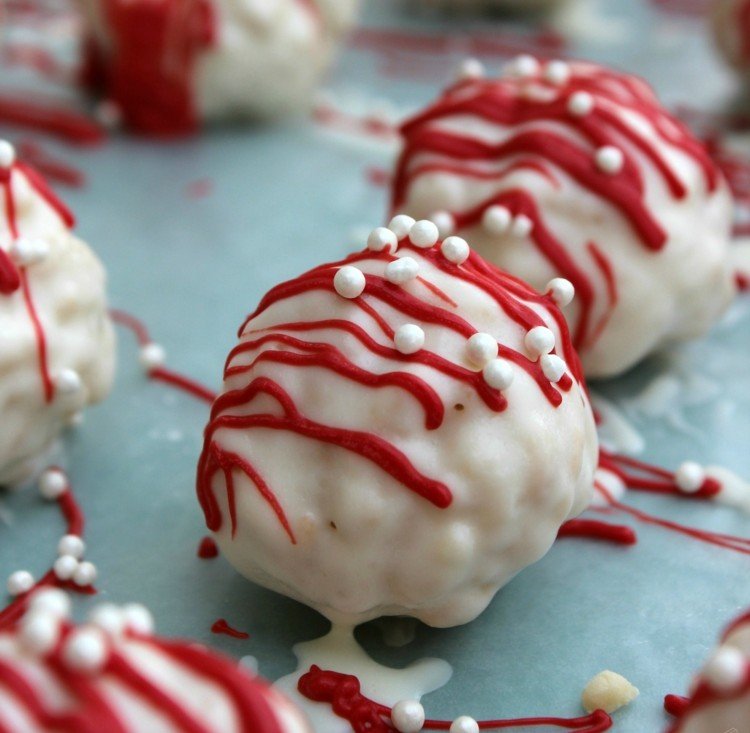Recept-tårta-poppar-ris-dessert-röd-vit-pärlor-ätbar-dekoration