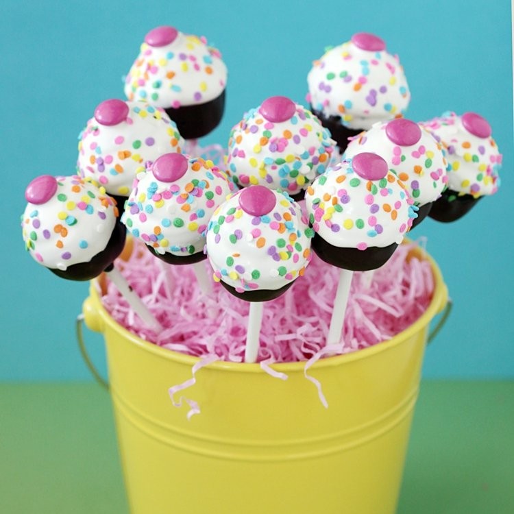 Recept-tårta-poppar-lekfulla-dekorera-smarties-streusel-cupcake-look