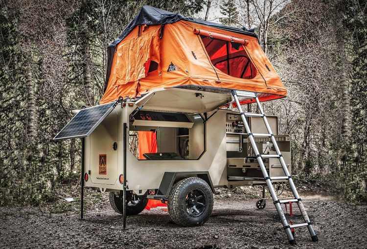Campingvagn -offroad-utomhus-vandring-basläger