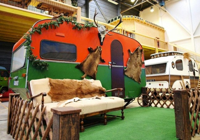 Jägerhütte Camping Hostel husvagn original tåg grön orange färg trofé