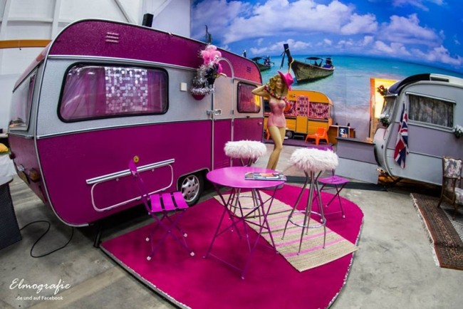 Drag-Queen levande-sov-bil-individuellt möblerad-Pink Bonn Hostel-Base Camp