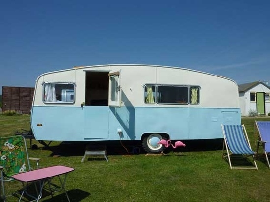 checklista för camping med husvagnar vitblå