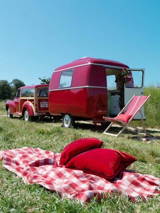 checklista för camping med husvagnsröd dekoration