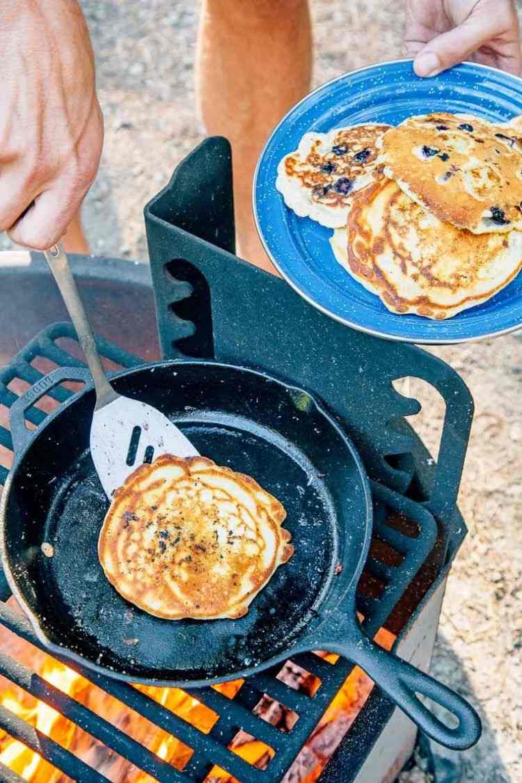 camping recept snabbt och enkelt att förbereda camping semester gas spis camping spis vegetariska pannkakor gyllenbrun tur metall spatel tallrik
