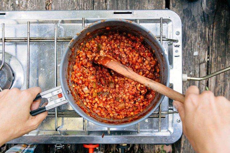 camping recept snabbt och enkelt att förbereda camping semester gas spis camping spis vegetarisk röd linssås koka upp