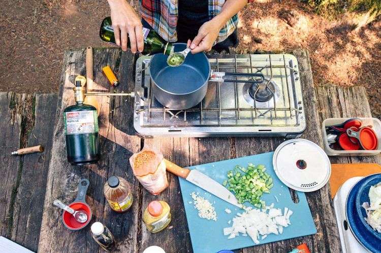 camping recept snabbt och enkelt att förbereda camping semester gas spis camping spis vegetarisk hamburgare röd lins förberedelse