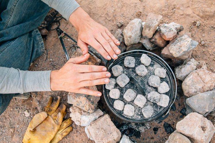 Förbered campingrecept snabbt och enkelt camping semester gas spis camping spis lägereld gryta förbereda kol