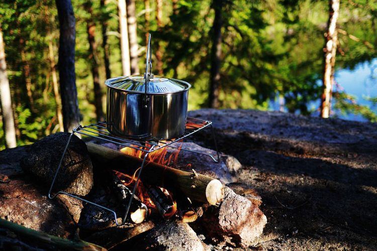 camping recept snabbt och enkelt att förbereda camping semester gas spis camping spis lägereld matlagning gryta grill galler natur skog
