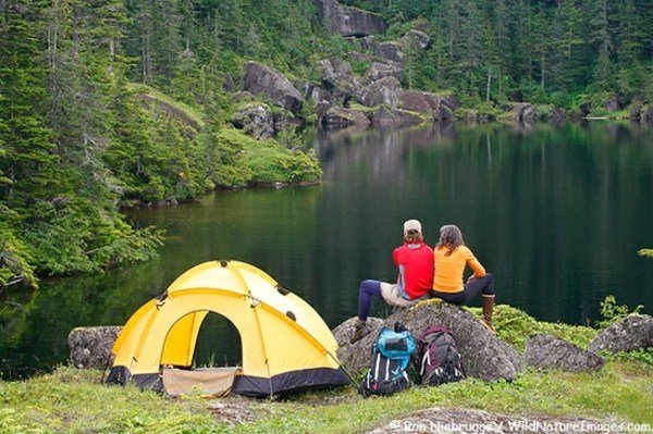 Camping vid sjön vackra naturidéer