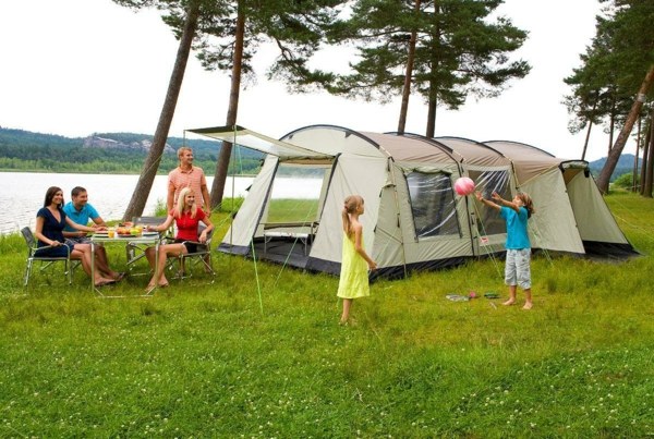 Familjesemester äng camping vid floden