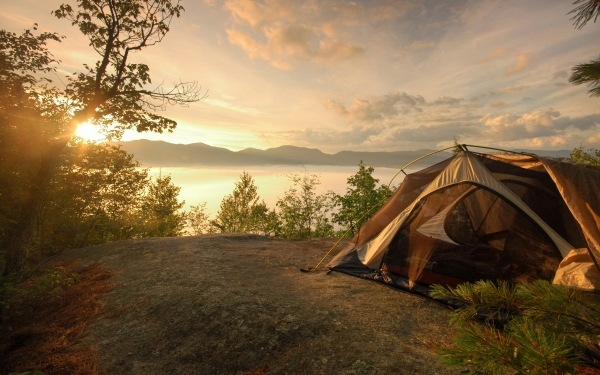 Camping vid sjöns campingtält moderna