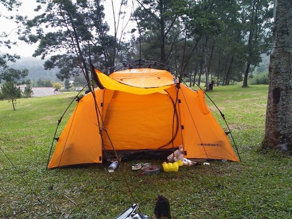 Ta ett kasta tält camping semester vandringstur