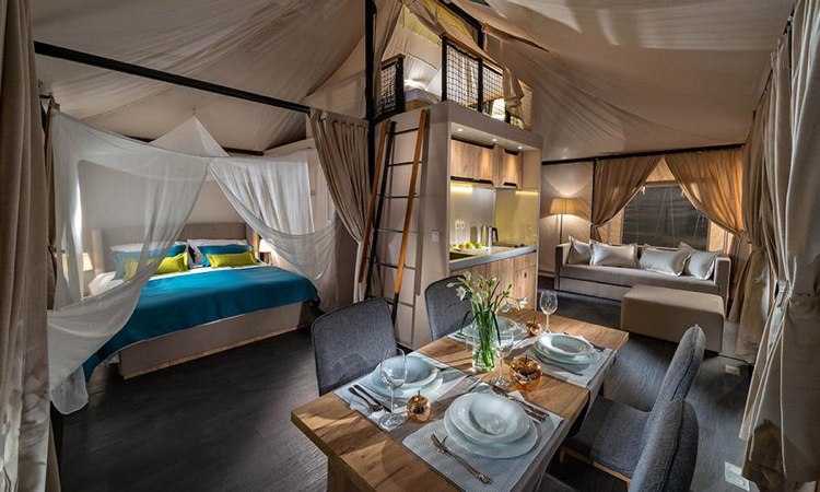 camping-tält hus-komfort-lyx-interiör-vardagsrum-stoppade möbler