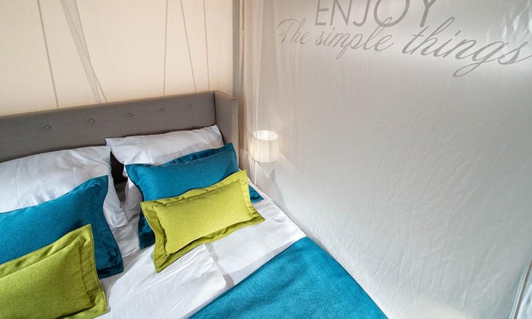 camping-tält-hus-komfort-adriatiska-sov-plats-kuddar-modern-design