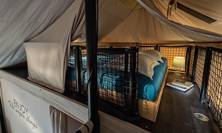camping-tält-komfort-adria-interiör-sov-plats-ovan