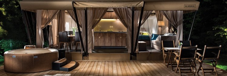 camping-tält hus-komfort-lyx-veranda-trä golvbrädor-bubbelpool