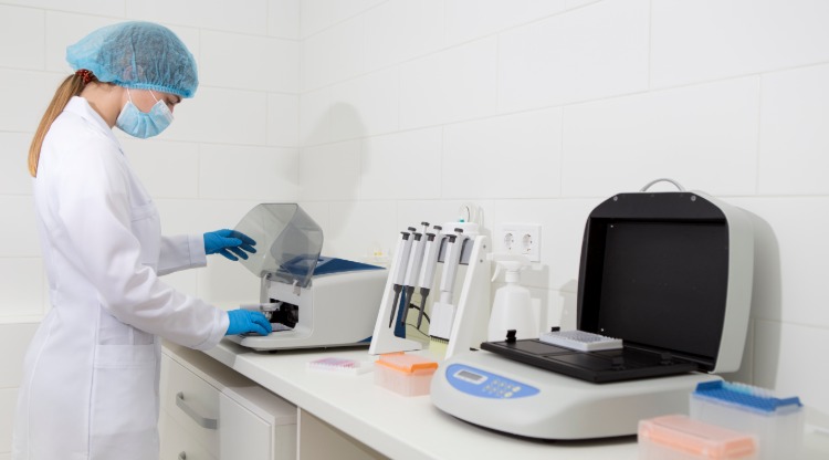 Laboratorieassistent arbetar med prover från cancerceller under car t cellterapi i laboratoriet