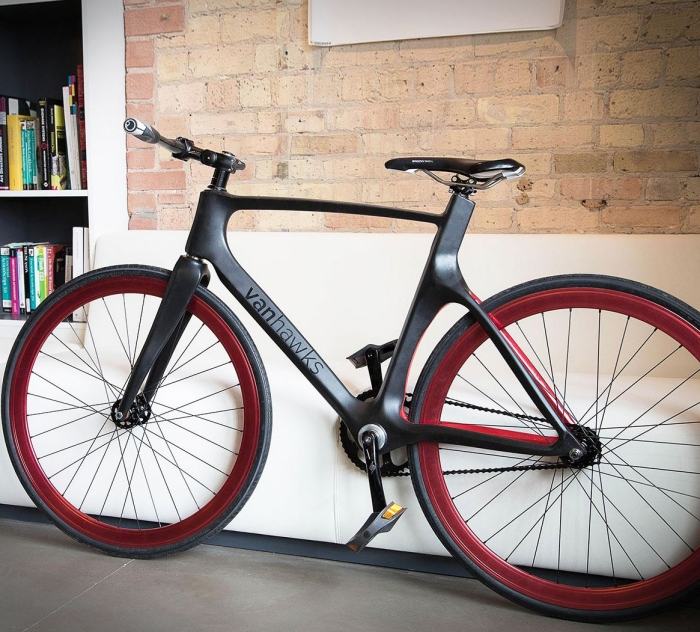 Carbon-bike-futuristisk-design-modern-smart-funktioner
