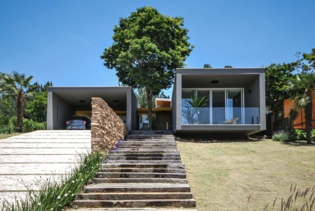 bostadshus-i-regnskogen-kuperad-egendom-minimalistisk planlösning