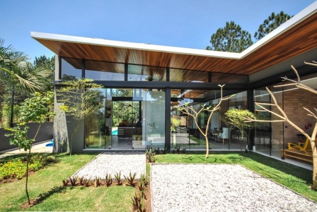 modern-enfamiljshus-glas-fronter-lutande-tak av metall