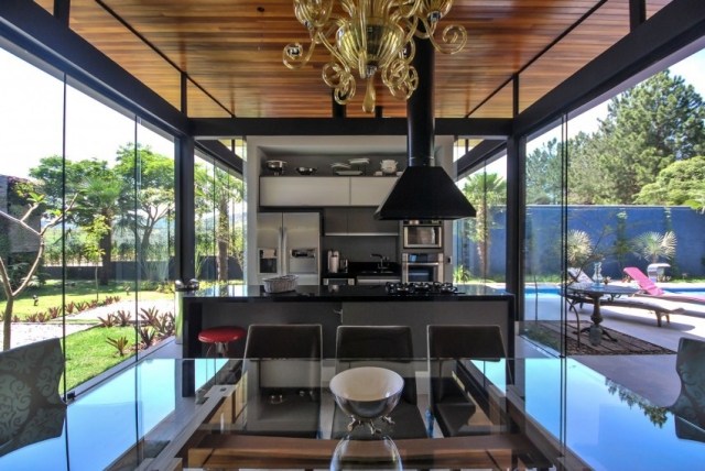 bostadshus-glasfronter-tak-hög-inredning-design-öppet-kök område
