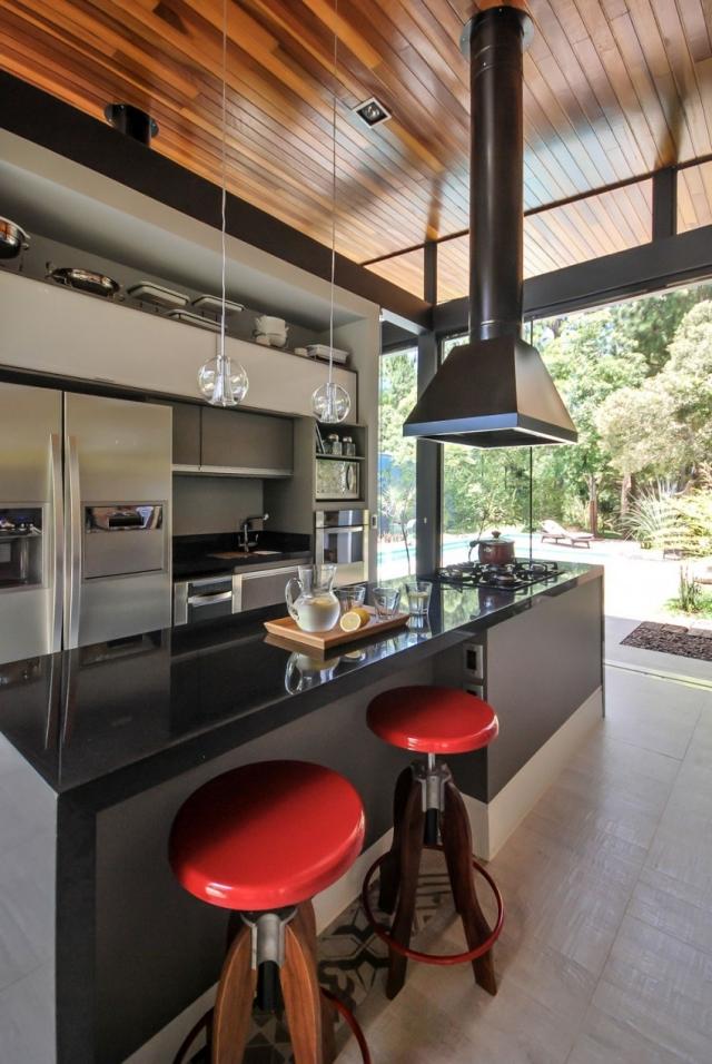 öppet-kök-design-röd-bar-stolar-moderna-tak-trä-Casa-ME
