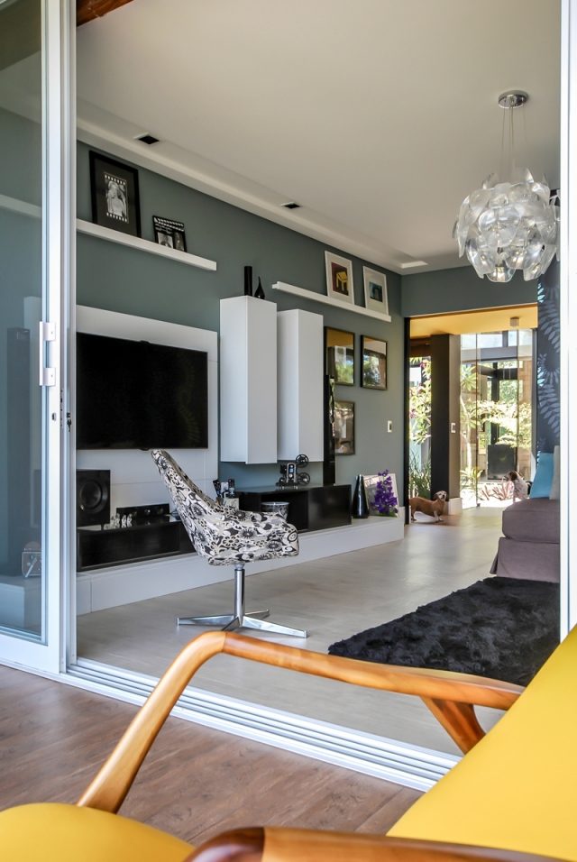 Casa-me-möbler-stol-modern-vägg-färg-grå-Otta-Albernaz-Arquitetura