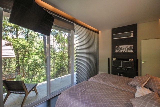 Sovrum-persienner-svart-fönster skydd-Otta-Albernaz-Arquitetura